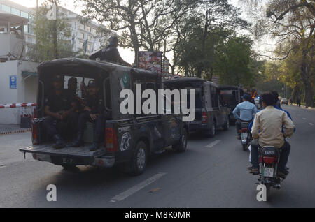 Lahore, Pakistan. 19 Mär, 2018. International Cricket Spieler werden in das Hotel am Mall Straße unter hohen Sicherheit brachte, von der Polizei Transporter und Rescue 1122 Krankenwagen begleitet. Credit: Rana Sajid Hussain/Pacific Press/Alamy leben Nachrichten Stockfoto