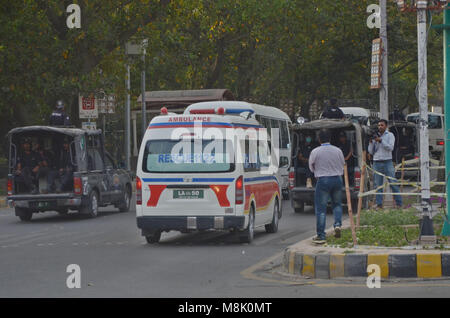 Lahore, Pakistan. 19 Mär, 2018. International Cricket Spieler werden in das Hotel am Mall Straße unter hohen Sicherheit brachte, von der Polizei Transporter und Rescue 1122 Krankenwagen begleitet. Credit: Rana Sajid Hussain/Pacific Press/Alamy leben Nachrichten Stockfoto