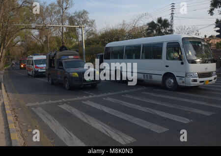 Lahore, Pakistan. 19 Mär, 2018. International Cricket Spieler werden in das Hotel am Mall Straße unter hohen Sicherheit brachte, von der Polizei Transporter und Rescue 1122 Krankenwagen begleitet. Credit: Rana Sajid Hussain/Pacific Press/Alamy leben Nachrichten Stockfoto