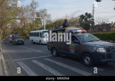 Lahore, Pakistan. 19 Mär, 2018. International Cricket Spieler werden in das Hotel am Mall Straße unter hohen Sicherheit brachte, von der Polizei Transporter und Rescue 1122 Krankenwagen begleitet. Credit: Rana Sajid Hussain/Pacific Press/Alamy leben Nachrichten Stockfoto