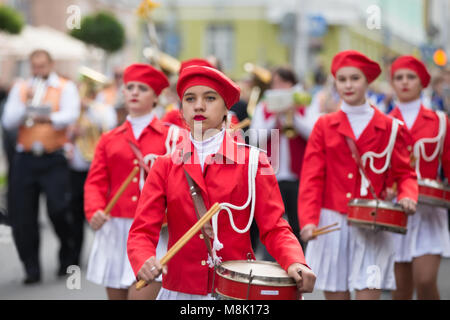 Belarus, Gomel, 16. September 2017. Feiert die Stadt Tag. Die Trommel Orchester ist zu Fuß entlang der Straße. Junge weibliche Drummer in roter Kleidung mit Stockfoto