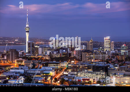 Der Blick auf Auckland vom Gipfel des Mount Eden, Neuseeland. Stockfoto