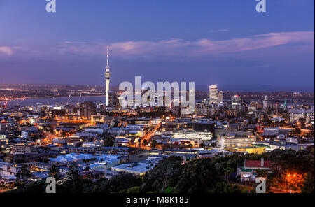 Der Blick auf Auckland vom Gipfel des Mount Eden, Neuseeland. Stockfoto