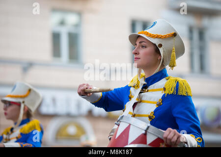 Belarus, Gomel, 16. September 2017. Feiert die Stadt Tag. ein Schlagzeuger Frau geht hinunter die Straße mit einer Trommel. Der Schlagzeuger von der Stadt Orchester Stockfoto