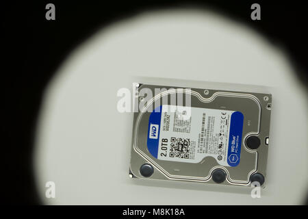 Russland Berezniki November 10, 2018: Umsetzung der blue box mit Ihrer neuen Festplatte interne Festplatte von Western Digital Upgrade von Comput Stockfoto