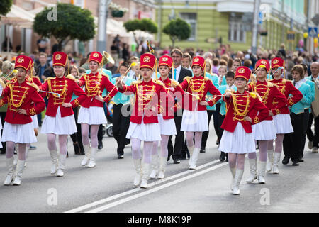 Belarus, Gomel, 16. September 2017. Die Feier der Stadt. Die Stadt Brass Band entlang der Straße. Street Band in Rot helle Kleidung Stockfoto