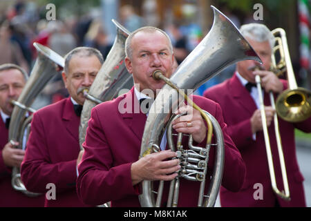 Belarus, Gomel, 16. September 2017. Feiert die Stadt Tag. Der Musiker spielt die Tuba. Brass Band. Musiker, Trompeter durchzuführen Musik Stockfoto
