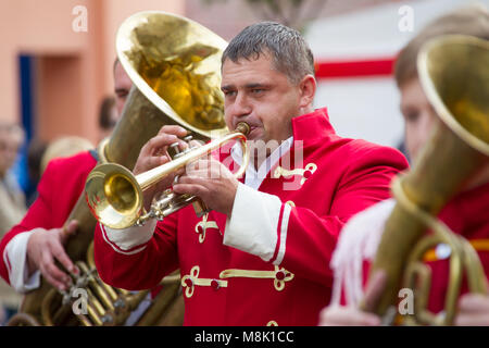 Belarus, Gomel, 16. September 2017. Feiert die Stadt Tag. Der Musiker auf der Trompete spielt. Ein Mann nimmt in einem Orchester. Trompeter blo Stockfoto