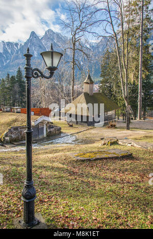 Cantacuzino und die Karpaten in einem sonnigen Tag. Residence und Museum in einem siebenbürgischen Sibiu, Rumänien Stockfoto