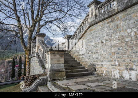 Cantacuzino und die Karpaten in einem sonnigen Tag. Residence und Museum in einem siebenbürgischen Sibiu, Rumänien Stockfoto