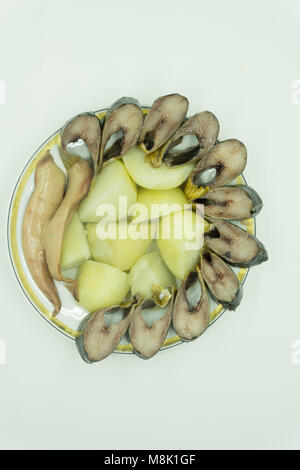 Nahaufnahme von dorade Fisch mit Kartoffeln Stockfoto