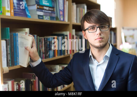 Belarus, Gomel, 19. September 2017. Die hauptbibliothek. Der Tag der offenen Türen. Eine intime Mann mit Brille in der Bibliothek. Schüler in der Bibliothek Stockfoto