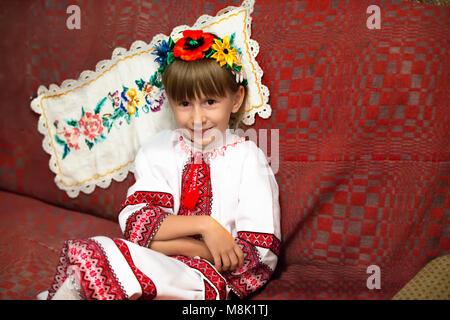 Belarus, Region Gomel, Mihalki Village, 23. September 2017. Wiederaufbau der alten Zeremonie der Hochzeit der Kamin. Belarussischen wenig g Stockfoto