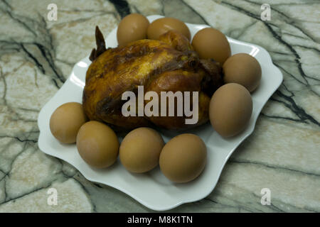 Typisch kubanisches Reisgericht mit Hähnchen- und Schweinefleisch Stockfoto