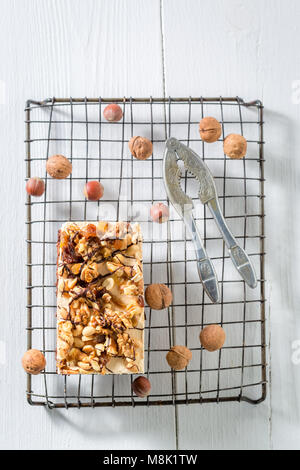 Lecker Schokoladenkuchen mit braunen und weißen Creme Stockfoto