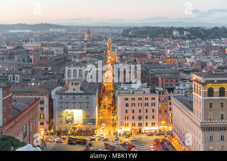 Rom, Italien - das Stadtbild von Viktor-emanuel-Denkmal, im Zentrum von Rom, auch bekannt als "Altare della Patria", mit Imperial Fora Ruinen Stockfoto