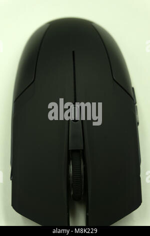 Schwarz Wireless computer mouse Draufsicht auf weißem Hintergrund Stockfoto