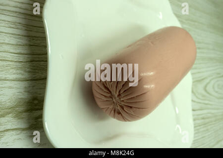 Gekochte Wurst isoliert auf weiss Stockfoto