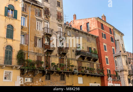 Schöne Gebäude in der Piazza Erbe in Verona in Italien Stockfoto