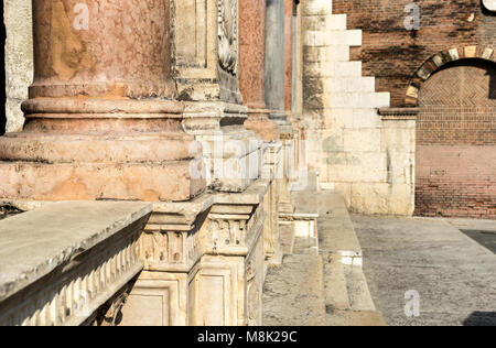 Detail der Flur mit Spalten der Loggia del Consiglio, Piazza dei Signori, in Verona in Italien Stockfoto