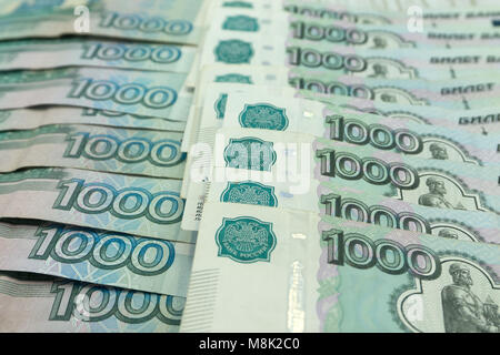 Geld aus Brasilien. Noten von Real, die brasilianische Währung. Konzept der Wirtschaft, Inflation und Business. Full Frame mit Geld Banknoten und einer echten Münze. Stockfoto