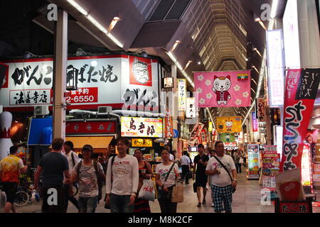 Touristen und Einheimische Shop im Osaka Shinsaibashi Shopping Street Stockfoto