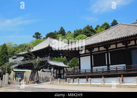 Blick auf die erstaunliche Architektur der Nigatsu-do Hall über den Todaiji Tempel in Nara, Japan Stockfoto