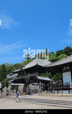 Blick auf die erstaunliche Architektur der Nigatsu-do Hall über den Todaiji Tempel in Nara, Japan Stockfoto