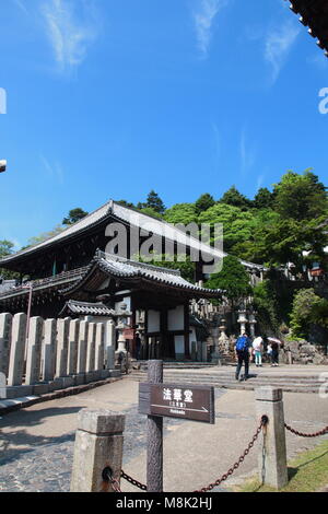 Blick auf die erstaunliche Architektur der Nigatsu-do Hall über den Todaiji Tempel in Nara, Japan Stockfoto