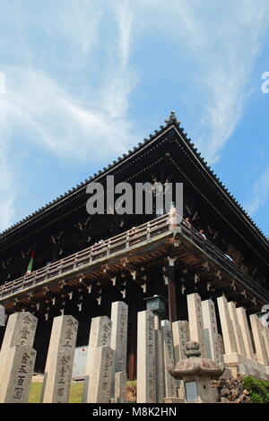 Blick auf die erstaunliche Architektur der Nigatsu-do Hall über den Todaiji Tempel in Nara, Japan Stockfoto