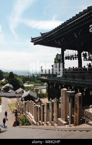 Blick auf die erstaunliche Architektur der Nigatsu-do Hall über den Todaiji Tempel in Nara, Japan Stockfoto