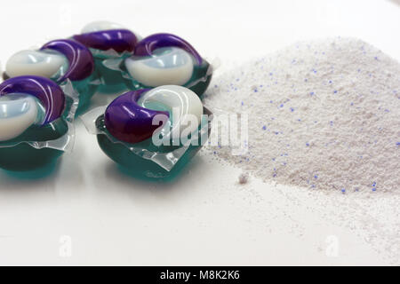 Stapel von Wasch Gel Kapsel Pods mit Waschmittel auf weißem Hintergrund mit Freistellungspfad isoliert Stockfoto