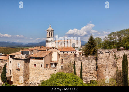 Die Kathedrale der Hl. Maria von Girona, und die alte Stadtmauer, Girona, Katalonien, Spanien. Stockfoto