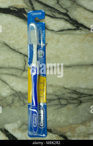 Berezniki Russia-February 26, 2018: Blick von oben auf die Oral-B 3D White Zahnbürste pack auf weißem Hintergrund mit Freistellungspfad isoliert. Oral-B ist ein Teil der Stockfoto