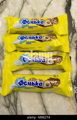 Berezniki, Russia-February 28, 2018: Bunte Bonbons und Gelee als fenka Hintergrund mit Sahne Stockfoto