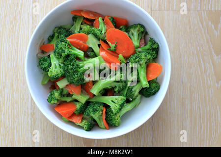 Pfannengerichte Broccoli und Karotten auf hölzernen Hintergrund Stockfoto