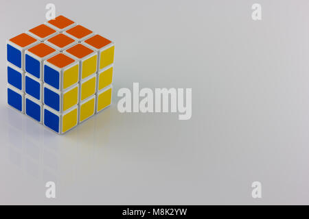 Rubik's Cube auf weißem Hintergrund Stockfoto