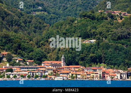 Anzeigen von Pella - kleine Stadt am berühmten Ortasee im Piemont, Norditalien. Stockfoto