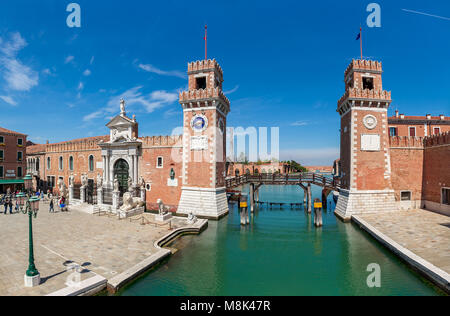 Blick auf die kleine Piazza und Türme aus berühmten Venezianischen Arsenal-Komplex des ehemaligen Werften und Waffenkammern, derzeit Naval Base und Museum. Stockfoto