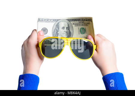 Ein Jugendlicher hält Hundert Dollar mit zwei Händen und Sonnenbrillen. Stockfoto