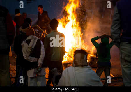 VARANASI, Indien. 28. Februar 2017: Die Menschen auf dem Scheiterhaufen sehen, die Nacht. Die Zeremonie der Einäscherung von Manikarnika Ghat am Ufer des Stockfoto