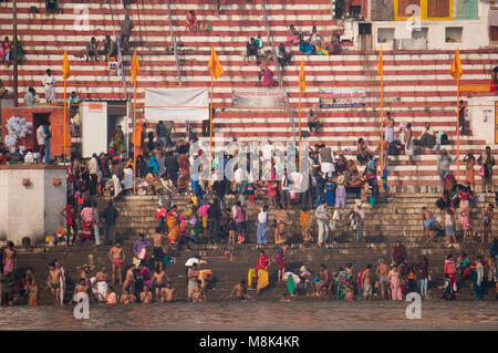 VARANASI, Indien. Februar 28, 2017: Menschenmassen, die Treppe der Damm des Flusses Ganges, Varanasi, Indien. Hindus Bürste ihre Zähne washe Stockfoto