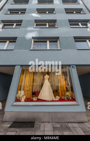 Bridal Boutique in München, Deutschland. Ein Brautkleid ist im Shop angezeigt. Stockfoto