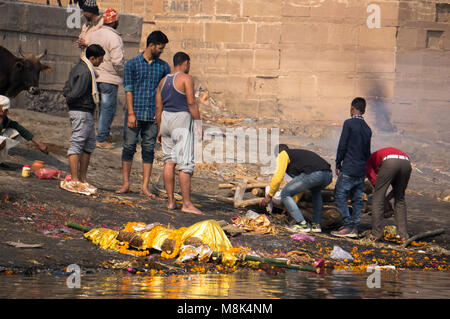 VARANASI, Indien. 28. Februar 2017: Die Indianer bereiten den Körper für rituelle Verbrennung auf dem Scheiterhaufen. Stockfoto