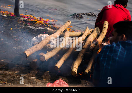 VARANASI, Indien. Februar 28, 2017: Leiche brennen in ein Scheiterhaufen. Die alten indischen Tradition Stockfoto