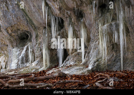 Eisformationen in Mazarna Höhle in Velka Fatra Nationalpark im Norden der Slowakei. Stockfoto