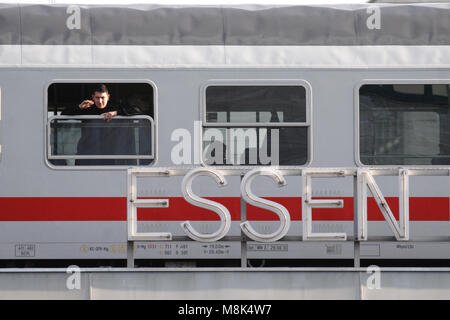 Bahn in Essen, Deutschland. Ein Mann schaut aus dem Fenster. Direkt vor dem Schlitten ist der Name der Station von Essen Hauptbahnhof) Stockfoto