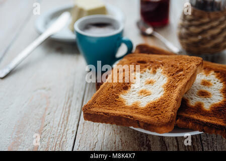 Frühstück mit Kaffee und Toast. Toast mit bitcoin Symbol. Stockfoto