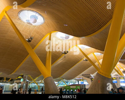 Madrid, Spanien - 27. Januar 2018: Der Flughafen Barajas in Madrid, Spanien. Innenraum des Terminal 4, entworfen von Antonio Lamela und Richard Rogers Stockfoto