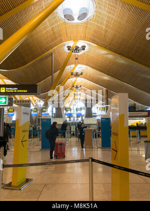 Madrid, Spanien - 27. Januar 2018: Der Flughafen Barajas in Madrid, Spanien. Innenraum des Terminal 4, entworfen von Antonio Lamela und Richard Rogers Stockfoto